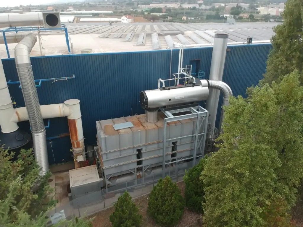 ¿Tu sistema de tratamiento de COVs está rindiendo como debería? Hablemos de la RTO 5 Imagen aérea de fabrica donde se ve RTO caldera