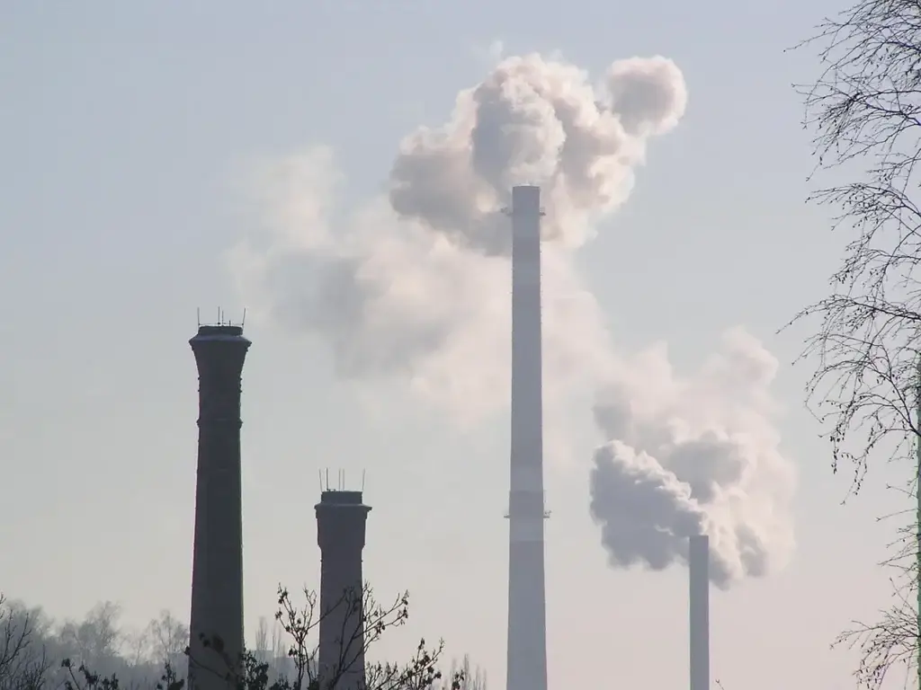 Tratamiento de COVs en la industria: tecnologías, normativas y retos actuales 7 chimeneas-industria- echando-humo
