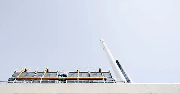Torre vista en ángulo baja de planta de Energia