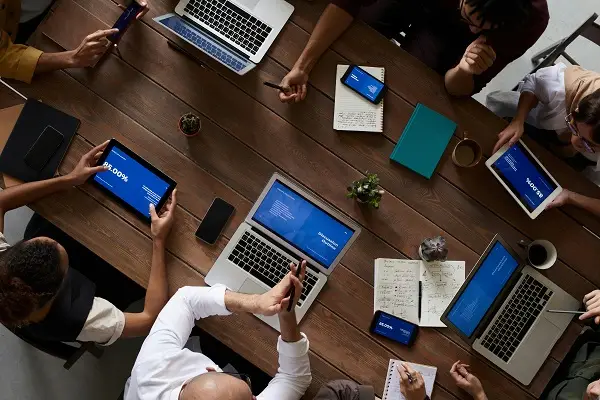 equipo personas trabajando con papeles y pcs