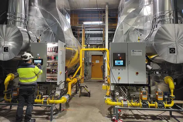 Operator doing an installation and commissioning in a factory